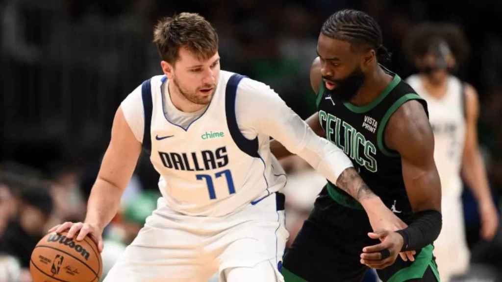 Luka Doncic, frente a Jaylen Brown.