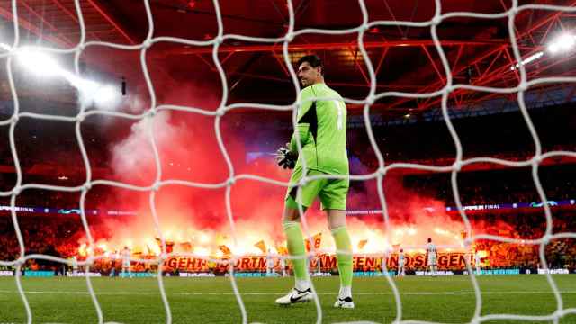 Las bengalas se apoderaron de Wembley durante unos instantes.