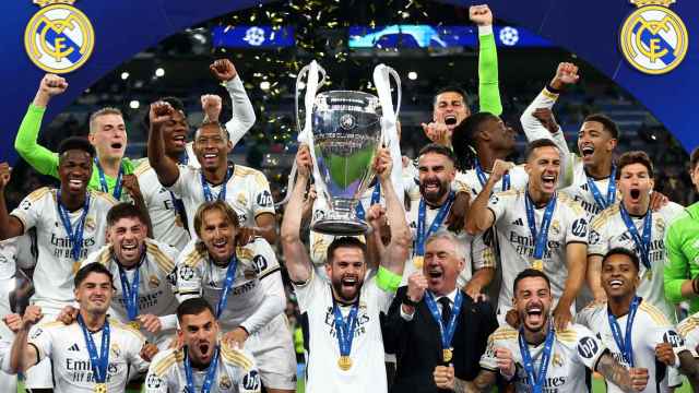 Nacho levanta al cielo de Londres la decimoquinta Champions League del Real Madrid.