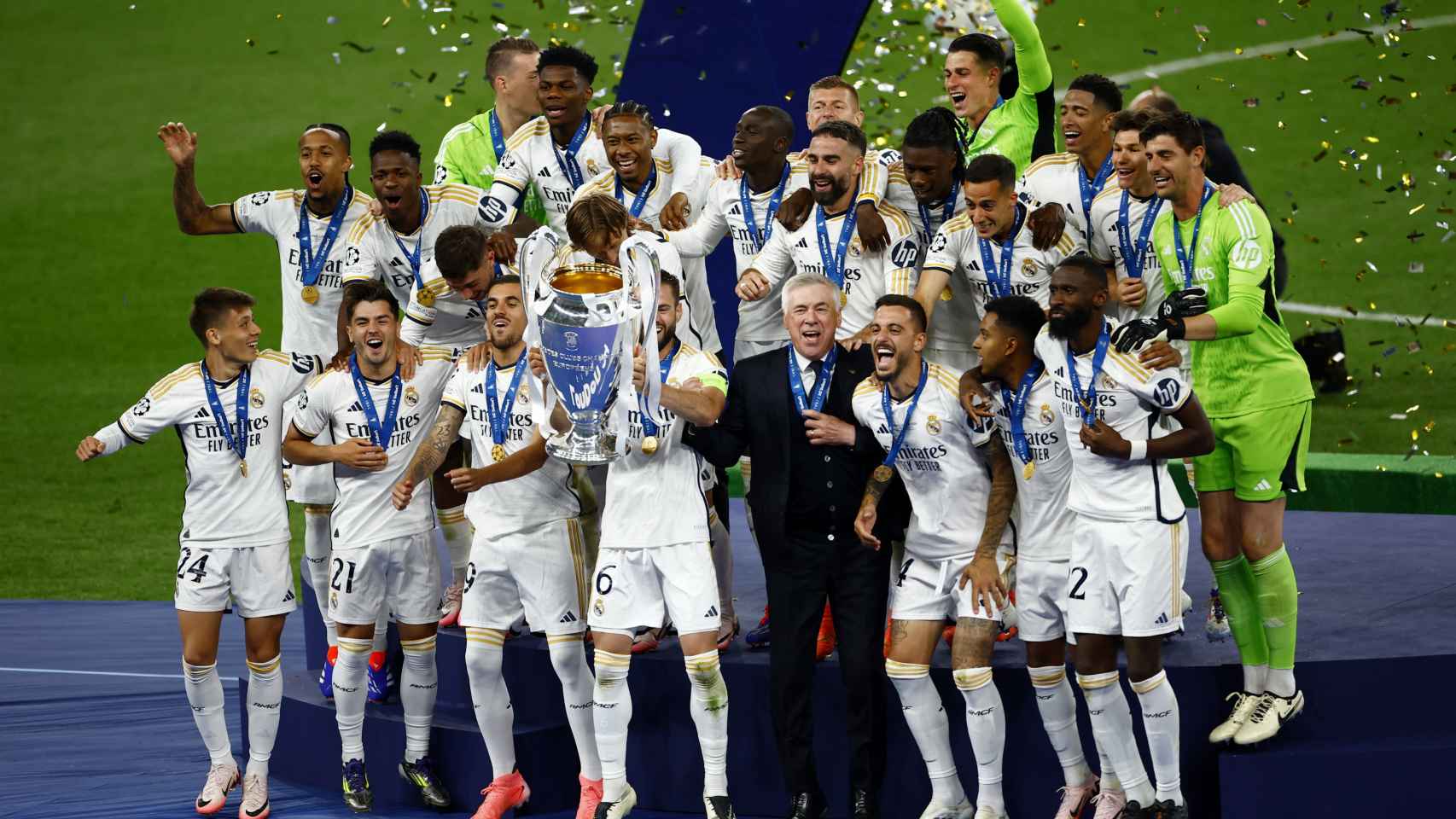 Nacho levanta la decimoquinta Champions League del Real Madrid.