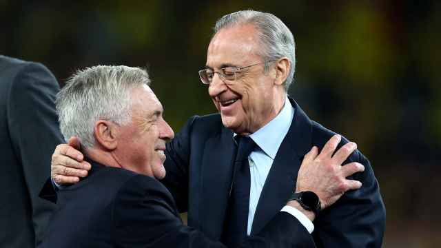 Florentino Pérez abraza a Carlo Ancelotti tras ganar La Decimoquinta