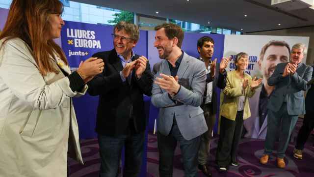 Laura Borràs, Carles Puigdemont y Toni Comín, durante el acto de Junts celebrado este sábado en Bruselas.