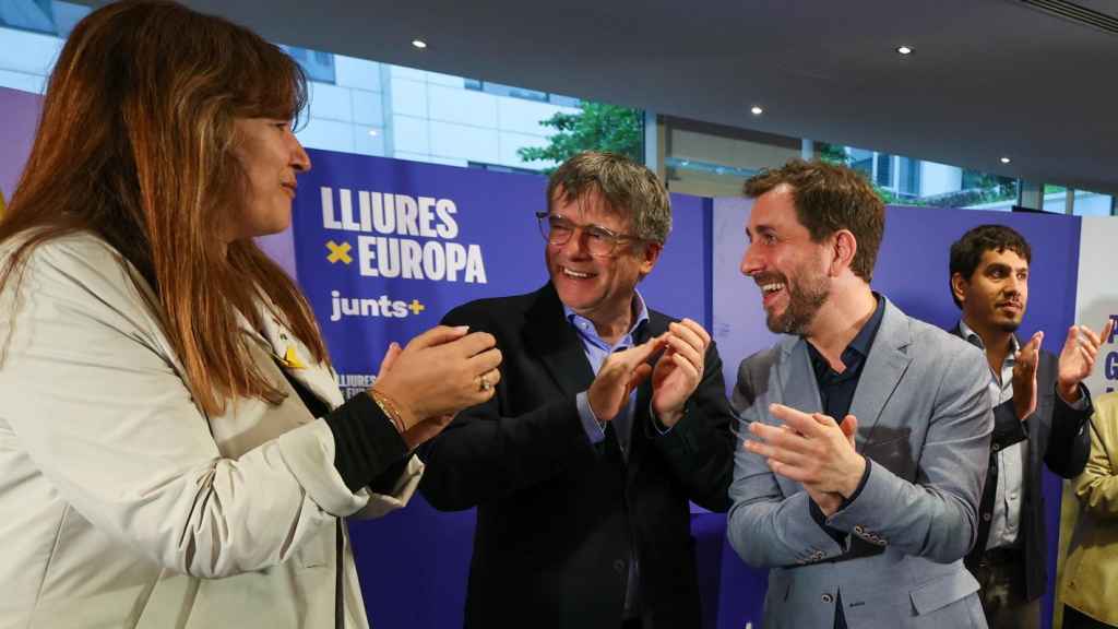 Laura Borràs, Carles Puigdemont y Toni Comín, durante el acto de Junts celebrado este sábado en Bruselas.