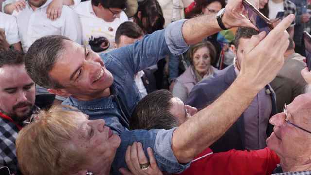 Pedro Sánchez se hace un selfie con un grupo de simpatizantes, este sábado en un mitin de las europeas en Valladolid.