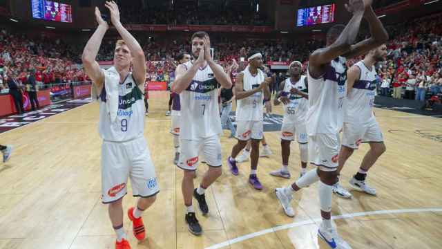 Los jugadores del Unicaja aplauden a la afición tras acabar el tercer partido en Murcia.