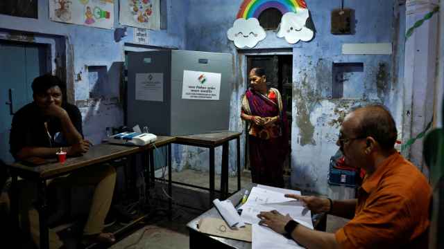 Una mujer vota en la última jornada electoral de las elecciones generales en India.