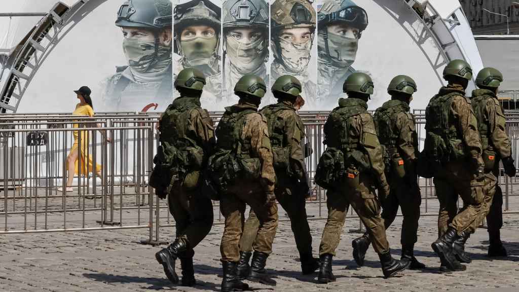 Militares rusos, en una exhibición de vehículos blindados de Ucrania capturados, en un museo al aire libre en Moscú.