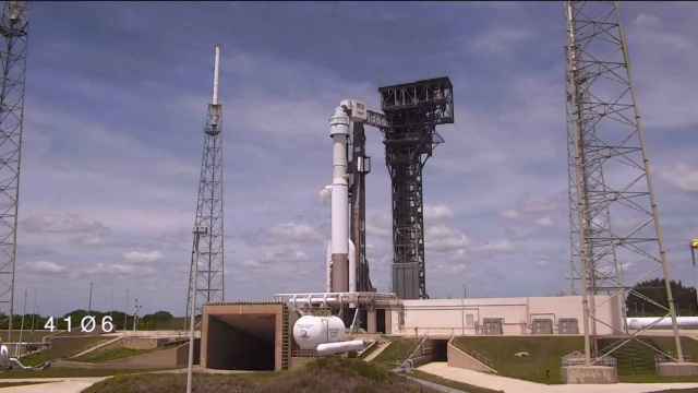 Starliner acoplada al Atlas V en la plataforma de lanzamiento.