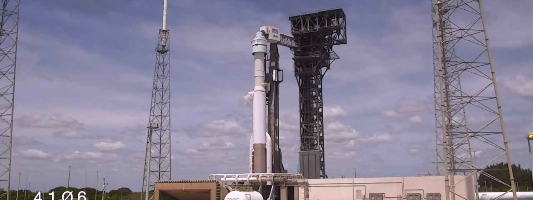 Starliner acoplada al Atlas V en la plataforma de lanzamiento.