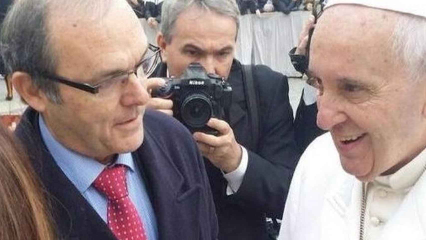 José Manuel Almuzara, en 2016 junto con el Papa Francisco, en Roma.