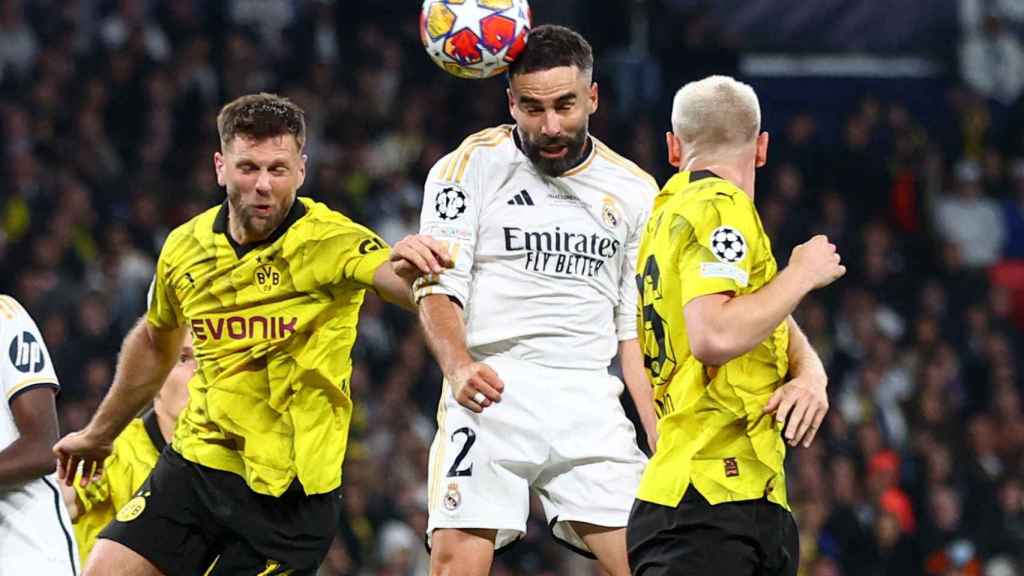 Dani Carvajal remata para adelantar al Real Madrid en la final de la Champions frente al Dortmund.