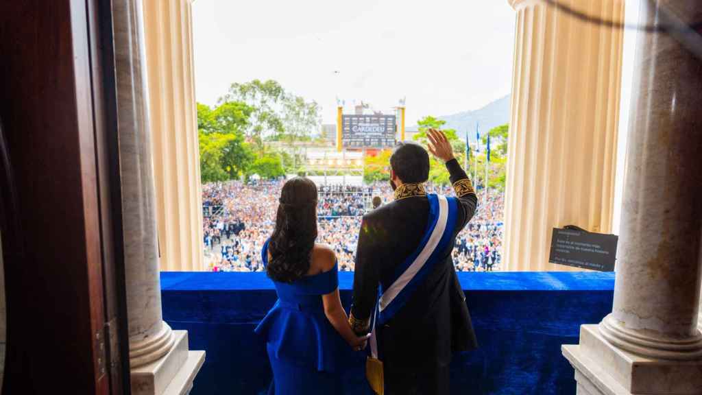 Nayib Bukele y su mujer Gabriela, desde el balcón en el que el presidente se dirigió al pueblo salvadoreño en su toma de posesión
