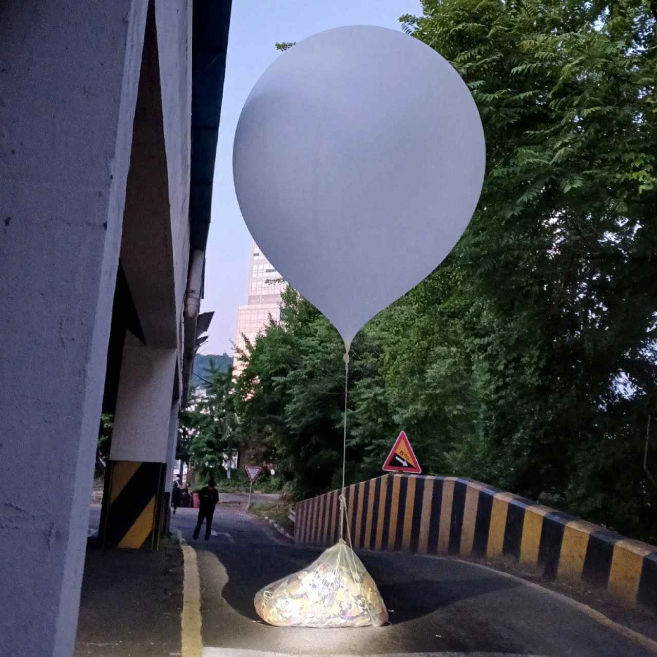 Uno de los globos enviados por Corea del Norte hallado en Incheon.