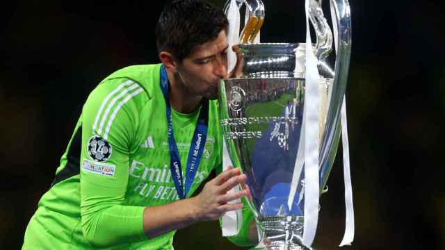 Thibaut Courtois besa el trofeo de la Champions League.