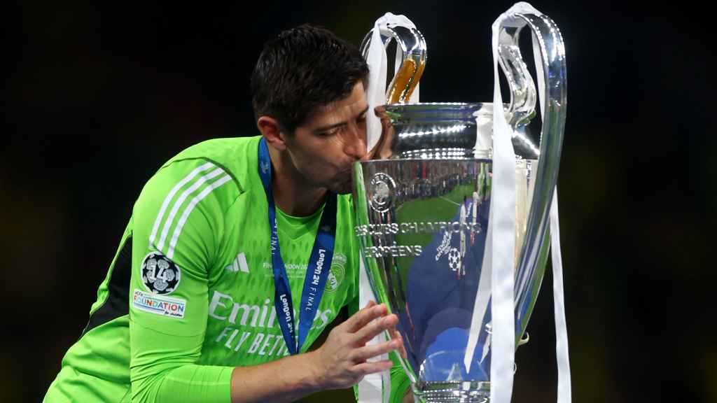 Thibaut Courtois besa el trofeo de la Champions League.