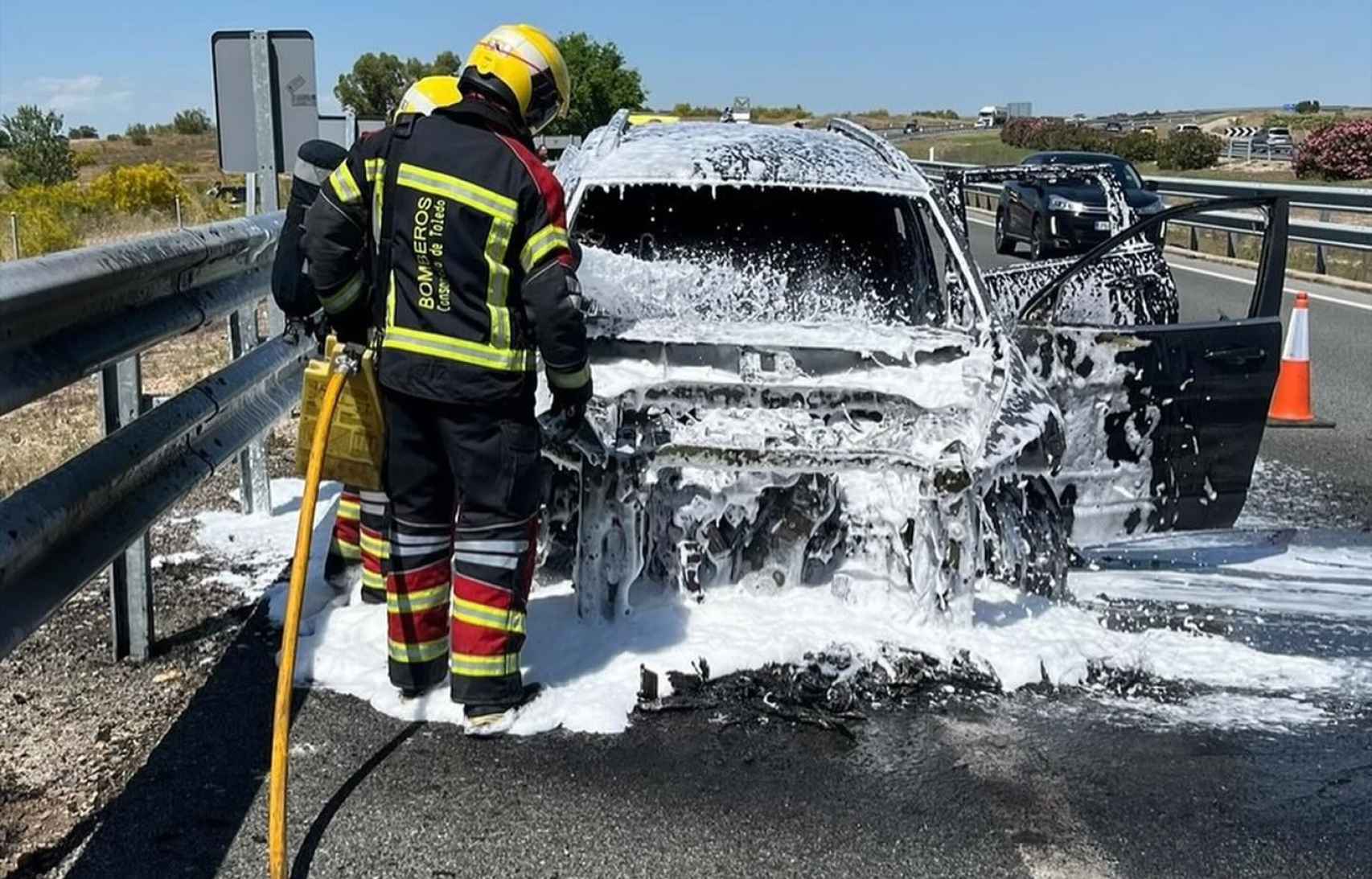 Incendio de un vehículo en la A-5. Foto: CPEIS Toledo.