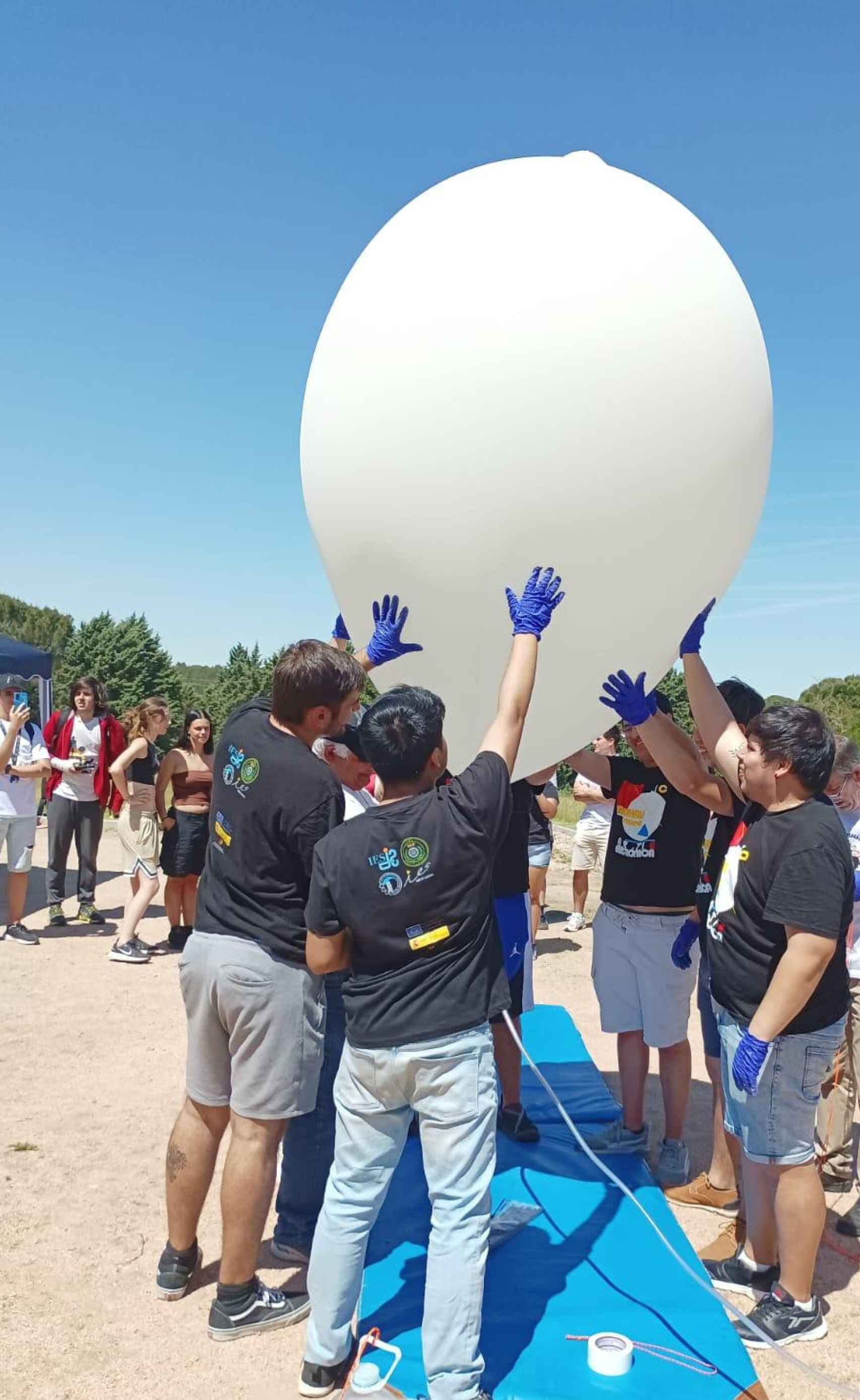 Los alumnos madrileños lanzando el globo.