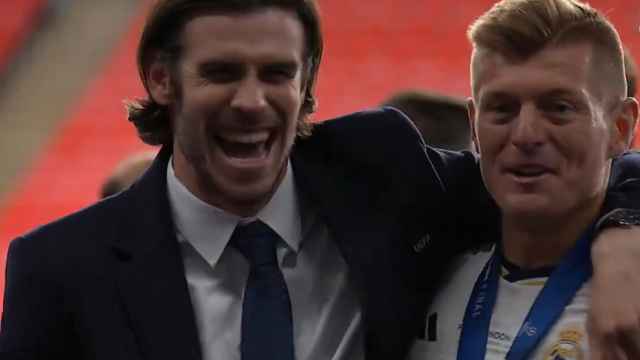 Kroos y Bale se abrazan tras la final de la Champions.