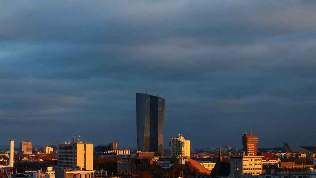 La torre de la sede del BCE emerge en el 'skyline' de Fráncfort.