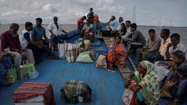 La gente viaja en un ferry en las aguas del río Hooghly desde el continente hasta la isla Ghoramara en Sundarbans.