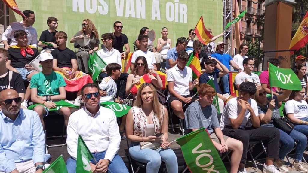 Un grupo de asistentes al mitin de Santiago Abascal celebrado en Murcia, este domingo, en la plaza del Teatro Romea.