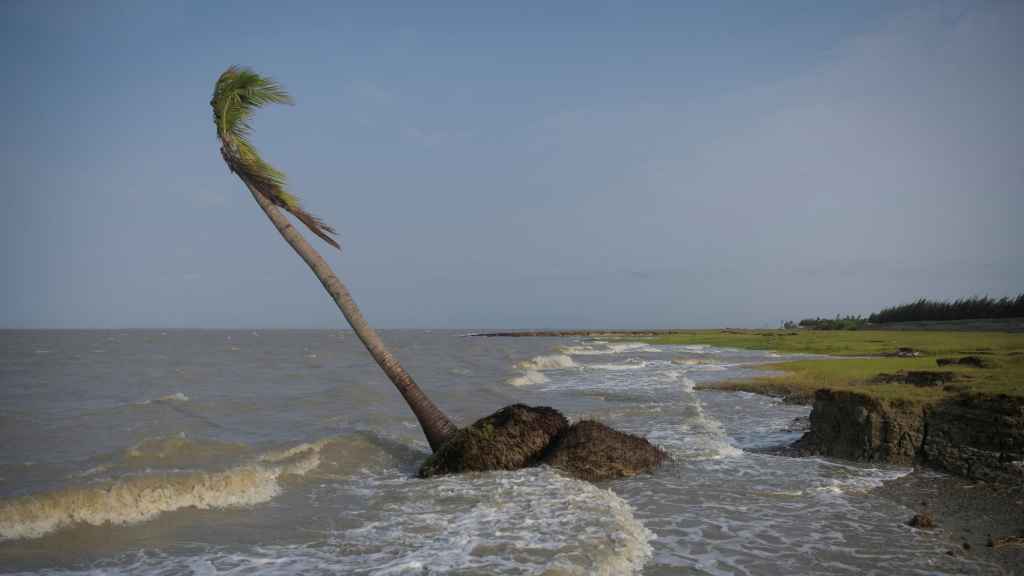 Orilla de la isla de Ghoramara (India).