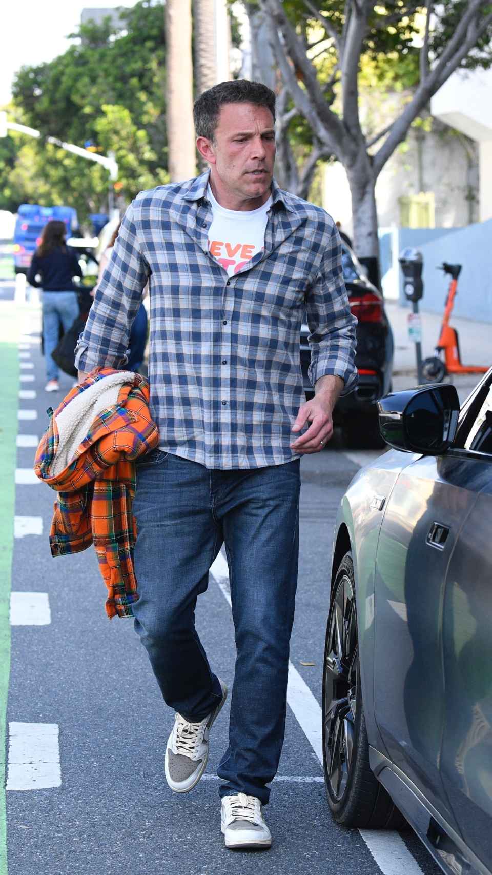 Affleck paseando por las calles de Santa Mónica, este pasado sábado, 1 de junio.
