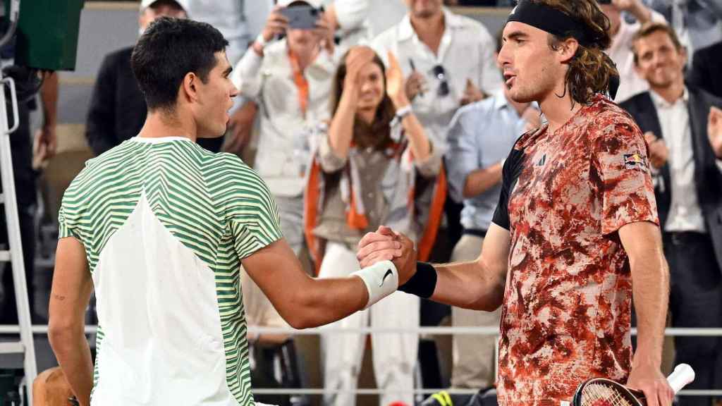 Alcaraz y Tsitsipas tras el partido de Roland Garros de 2023.