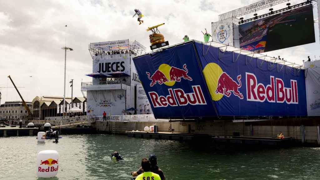La competición de cacharros voladores más loca del mundo de Redbull, en la Marina de Valencia. EE