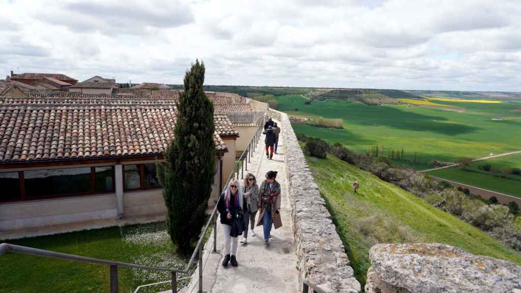 Un grupo de turistas recorre la muralla de la localidad vallisoletana de Urueña (2)