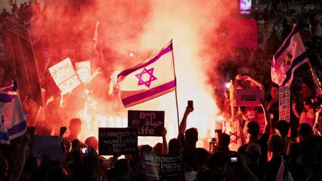Protesta contra el gobierno del primer ministro israelí Netanyahu y para pedir la liberación de rehenes en Tel Aviv.