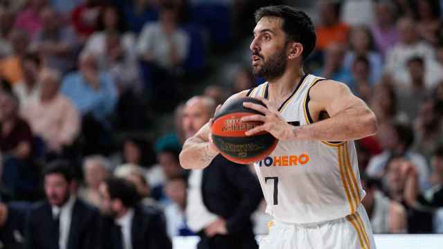 Campazzo, a punto de dar un pase en el partido ante el Barça.