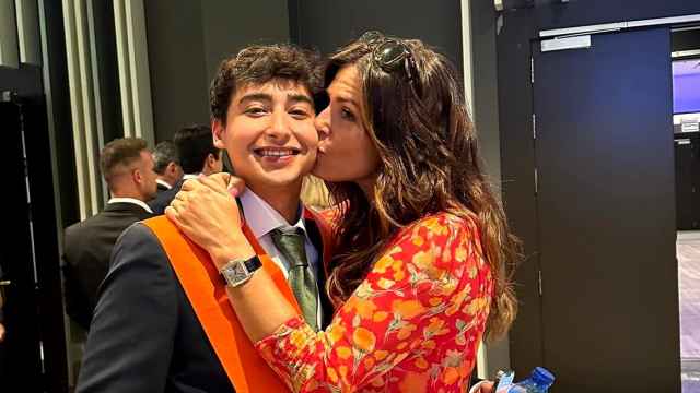 Nuria Roca, besando, orgullosa, a su hijo Juan del Val Roca, el día de su graduación.