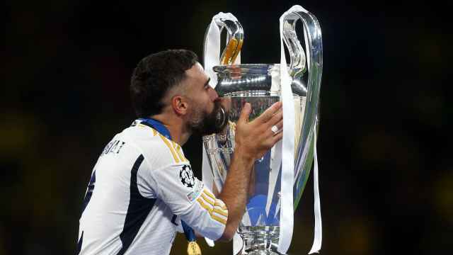 Dani Carvajal besa el trofeo de la Champions League.