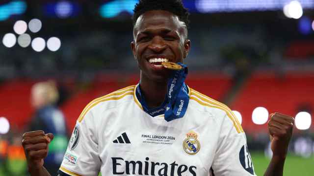 Vinicius, con la medalla que le acredita como campeón de la Champions League.