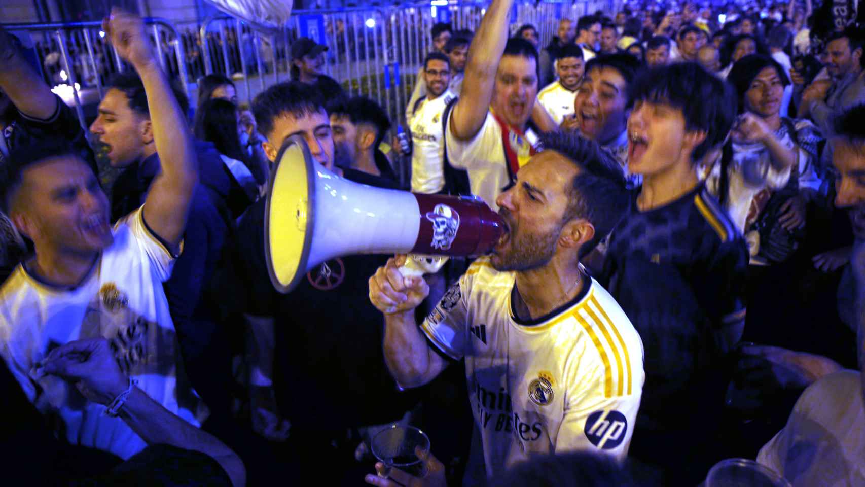 Un hincha del Real Madrid guía la celebración de la Decimoquinta megáfono en mano.