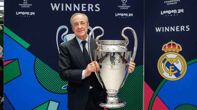 Florentino Pérez posa con la 15ª Champions League del Real Madrid.