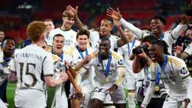 Los jugadores del Real Madrid levantan el título de Champions League.