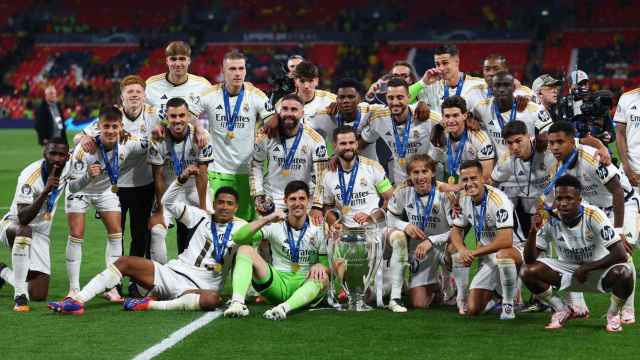 Los jugadores del Real Madrid posan con el título de la Champions League.