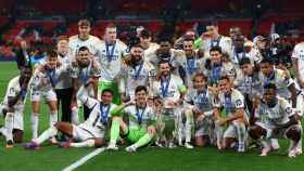 Los jugadores del Real Madrid posan con el título de la Champions League.