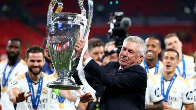 Ancelotti, con el trofeo de la Champions League
