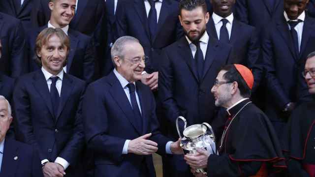 El presidente del Real Madrid, Florentino Pérez, ofrece una réplica del trofeo de la Liga de Campeones al arzobispo de Madrid, José Cobo