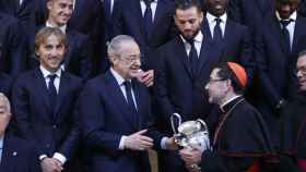 El presidente del Real Madrid, Florentino Pérez, ofrece una réplica del trofeo de la Liga de Campeones al arzobispo de Madrid, José Cobo