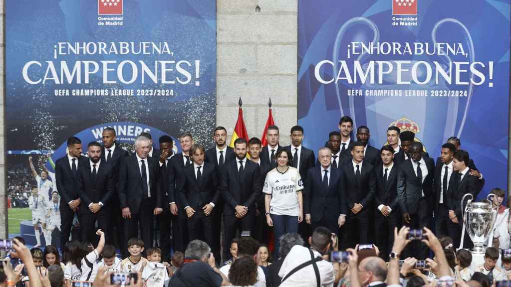 Los jugadores del Real Madrid posan con Isabel Díaz Ayuso en la sede de la Comunidad de Madrid.