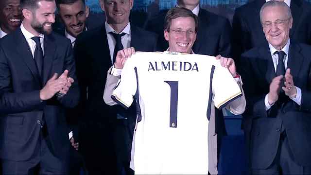Almeida sujeta la camiseta del Real Madrid