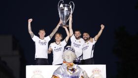 Los capitanes del Real Madrid levantan la Champions en Cibeles.
