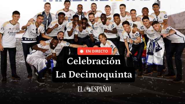 Los jugadores del Real Madrid posan con la Copa de Europa en Cibeles.