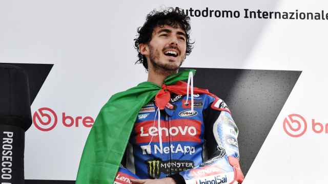 Pecco Bagnaia escucha el himno de Italia, en lo más alto del podio del circuito de Mugello.