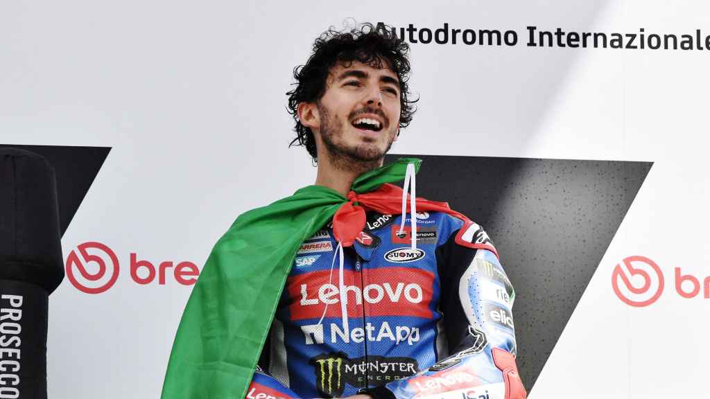 Pecco Bagnaia escucha el himno de Italia, en lo más alto del podio del circuito de Mugello.