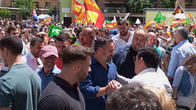 Santiago Abascal, este domingo, saludando a simpatizantes de Vox, a su llegada a la plaza del Teatro Romea de Murcia.